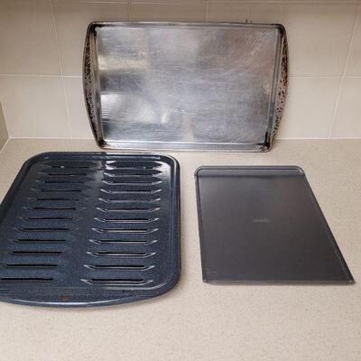 Lot 581: New Broiler Pan and (2) Cookie Sheets