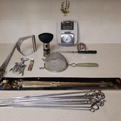 Lot 582: Utensils Lot