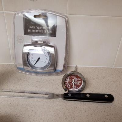 Lot 582: Utensils Lot