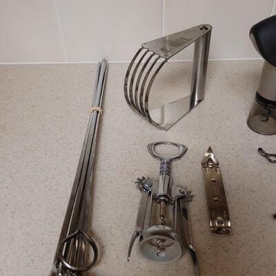 Lot 582: Utensils Lot