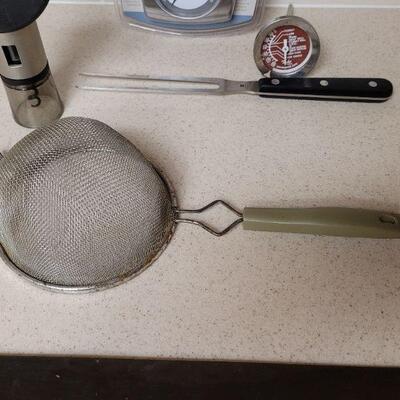 Lot 582: Utensils Lot