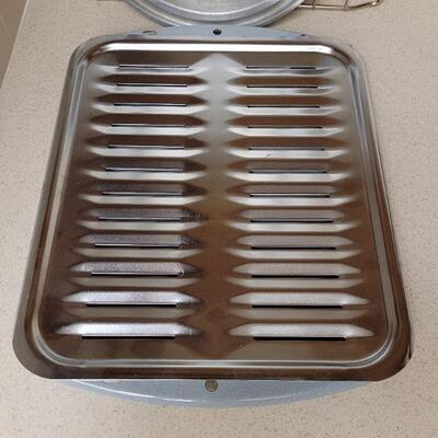 Lot 583: Broiler Pans and Racks
