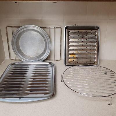 Lot 583: Broiler Pans and Racks