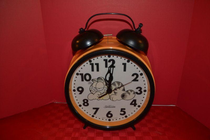 LOT 680 VINTAGE GARFIELD OVERSIZED ALARM CLOCK
