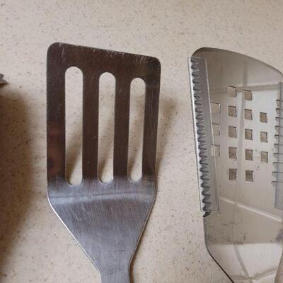 Lot 600: (2) Webber Grill Brushes and Grill Spatulas 