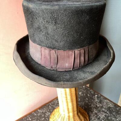LOT 76  ANTIQUE BEAVER TOP HAT