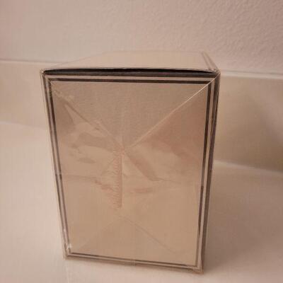 Lot 630: New Oscar de la Renta Dusting Powder Sealed