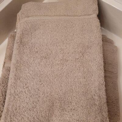 Lot 646: New Tan Towel Set