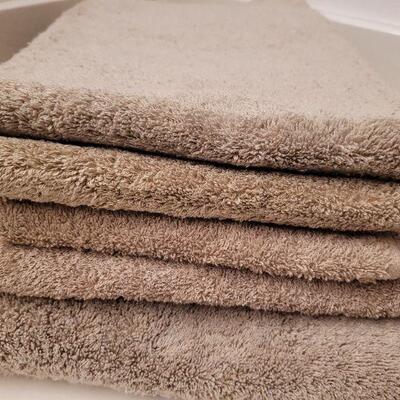 Lot 646: New Tan Towel Set