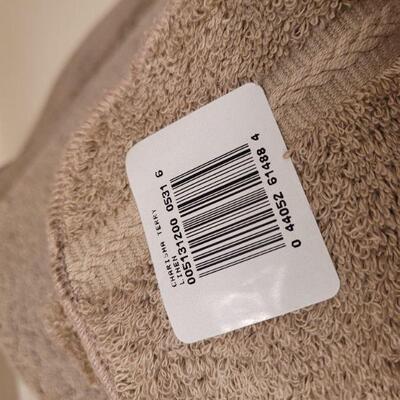 Lot 646: New Tan Towel Set