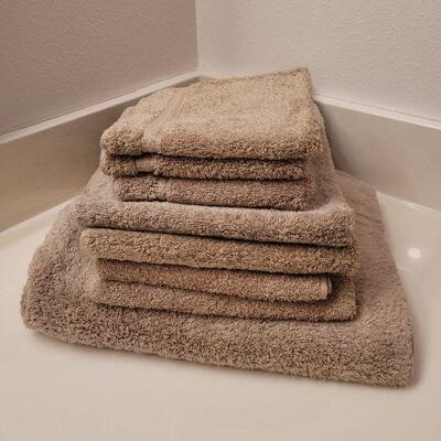 Lot 646: New Tan Towel Set