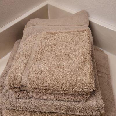 Lot 646: New Tan Towel Set