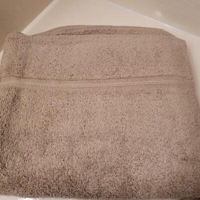 Lot 646: New Tan Towel Set