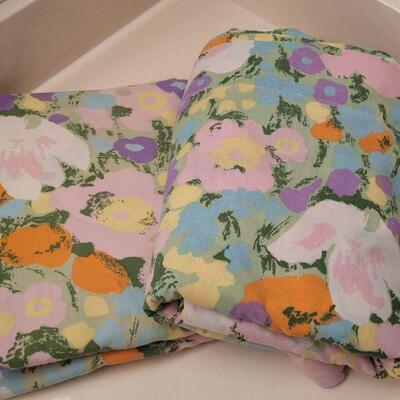 Lot 656: Vintage King size Flat & Fitted Sheets 