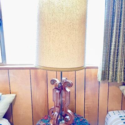 LOT 83  VINTAGE TABLE LAMP WOOD SCROLL BASE NUBBY SHADE