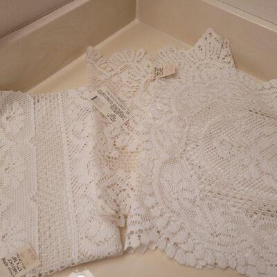 Lot 661: New (4) Heritage Alpine Table Lace Linens
