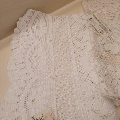 Lot 661: New (4) Heritage Alpine Table Lace Linens
