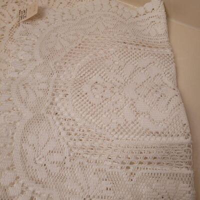 Lot 661: New (4) Heritage Alpine Table Lace Linens