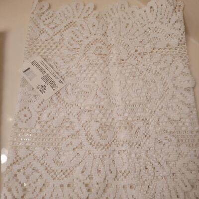 Lot 661: New (4) Heritage Alpine Table Lace Linens