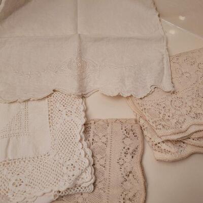 Lot 662: Vintage Linens (Small Pillowcase, Tablecloth, Runner
