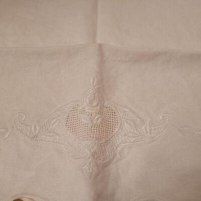 Lot 662: Vintage Linens (Small Pillowcase, Tablecloth, Runner