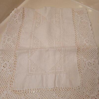 Lot 662: Vintage Linens (Small Pillowcase, Tablecloth, Runner