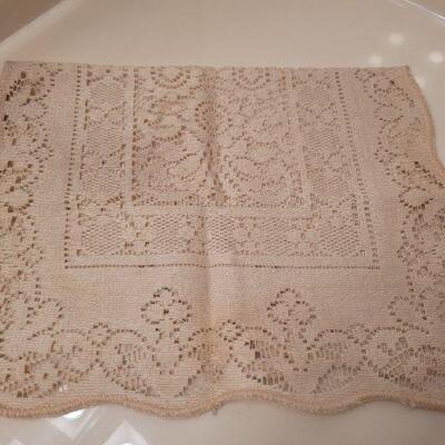 Lot 662: Vintage Linens (Small Pillowcase, Tablecloth, Runner