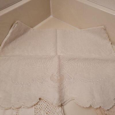 Lot 662: Vintage Linens (Small Pillowcase, Tablecloth, Runner