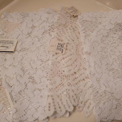 Lot 663: New (4) Heritage Lace Table Linens