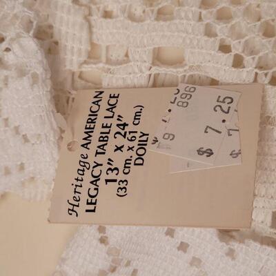 Lot 663: New (4) Heritage Lace Table Linens