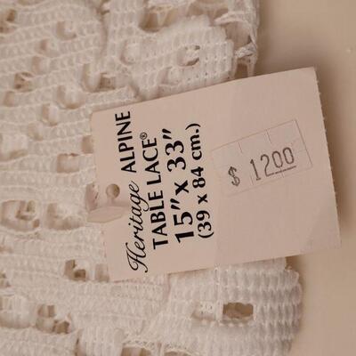 Lot 663: New (4) Heritage Lace Table Linens