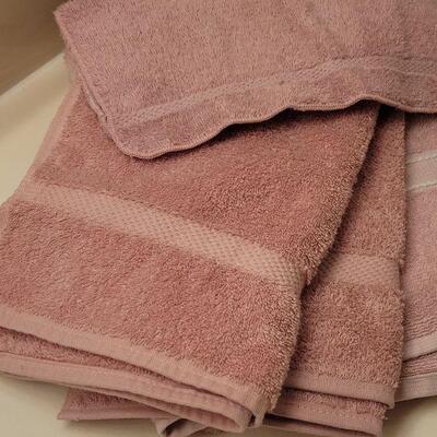 Lot 665: Rose color Towel lot