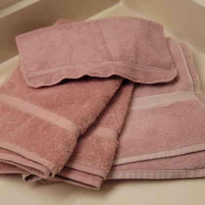 Lot 665: Rose color Towel lot