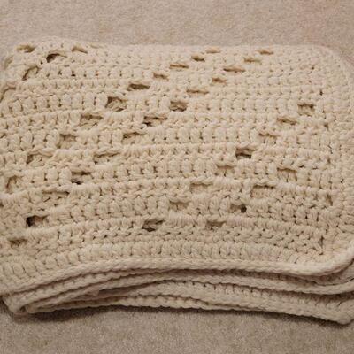 Lot 673: Handmade Throw Blanket (cream)