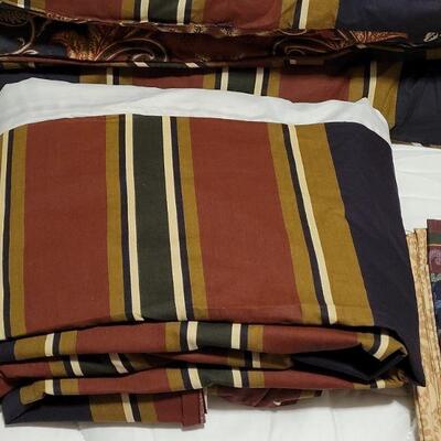 Lot 678: Waverly King Size Bed Set (Comforter, Shams, Pillowcases and Bedskirt