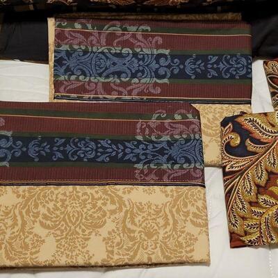Lot 678: Waverly King Size Bed Set (Comforter, Shams, Pillowcases and Bedskirt