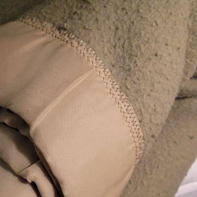Lot 679: Green Blanket