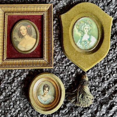 LOT 91  VINTAGE MINIATURE PORTRAITS IN VELVET FRAMES PRETTY LADY 
