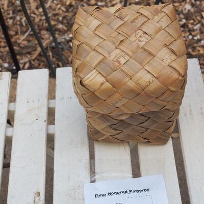 Lot  50 Plant stands, baskets