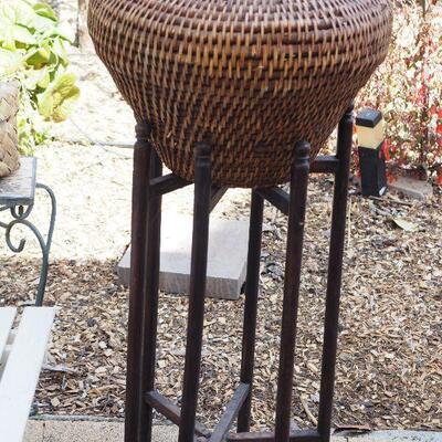 Lot  50 Plant stands, baskets