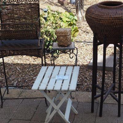 Lot  50 Plant stands, baskets