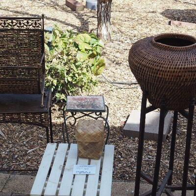 Lot  50 Plant stands, baskets
