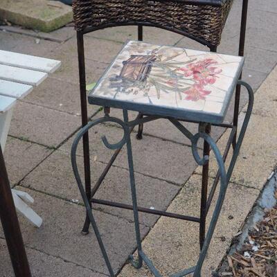 Lot  50 Plant stands, baskets