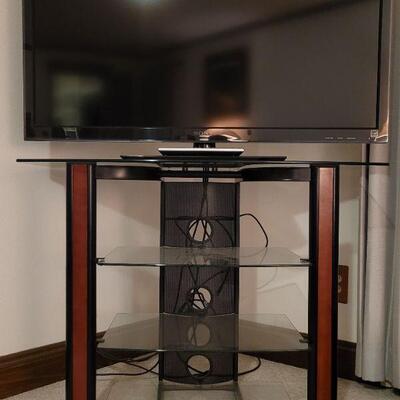 Lot 686: Bell'O 4 Tier Glass TV Stand 39" Ã— 21" Ã— 29.5"