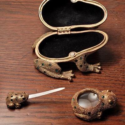 Lot 694: Emerald color Jeweled Nesting Frog