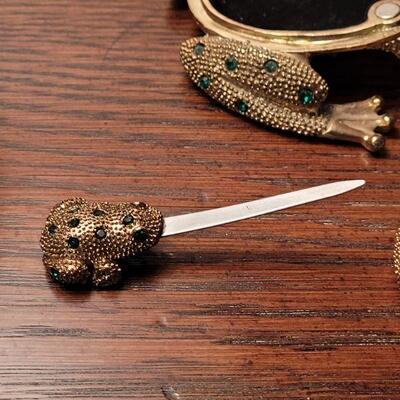 Lot 694: Emerald color Jeweled Nesting Frog
