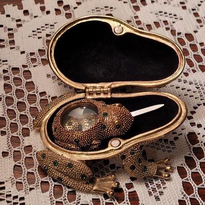 Lot 694: Emerald color Jeweled Nesting Frog