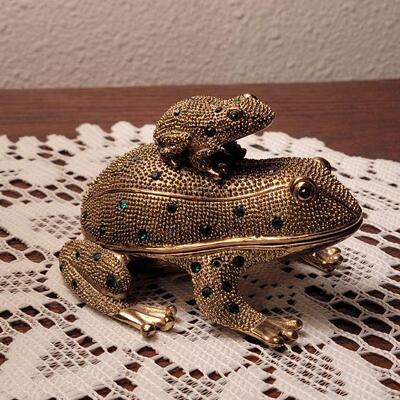 Lot 694: Emerald color Jeweled Nesting Frog