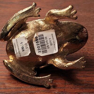 Lot 694: Emerald color Jeweled Nesting Frog