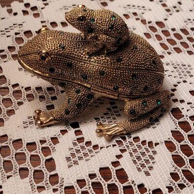 Lot 694: Emerald color Jeweled Nesting Frog